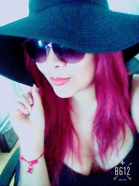 No notes el cabello rojo, me dio la locura y lo pinte hace dos años, ni mis cachetotes jajaja andaba