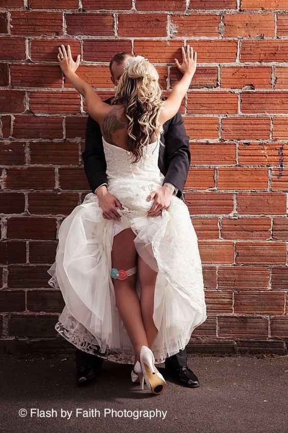 Esta si no me gusto, si le levantara un poco menos el vestido o ella tuviera una pose de lado se ver