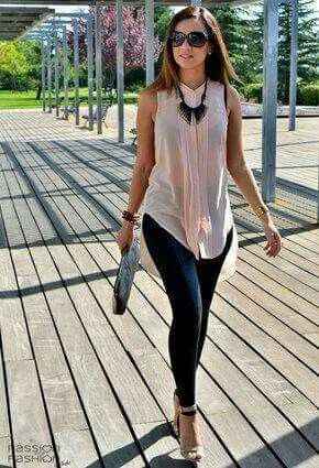 blusa y zapatillas rosa con un pantalo o leggin negro por si no gustas el vestido