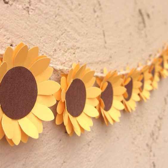 girnalda de girasoles, yo las estoy haciendo pero de hojas de maple como si cayeran jeje