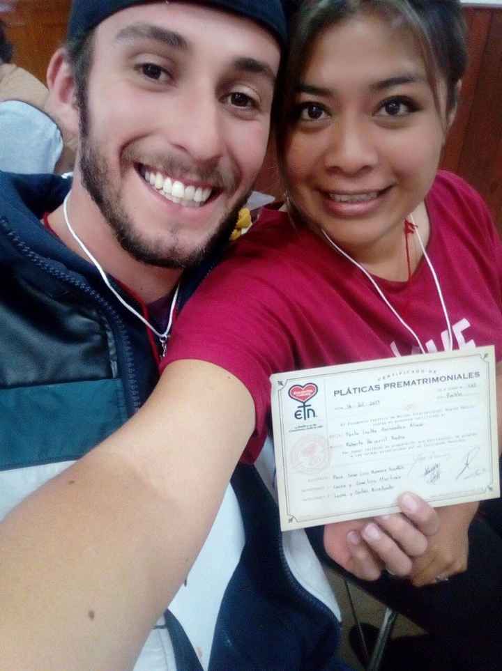 El Domingo que nos graduamos a las 5pm, notese nuestras ojeras, ya que despues de tanto durmiendo ju