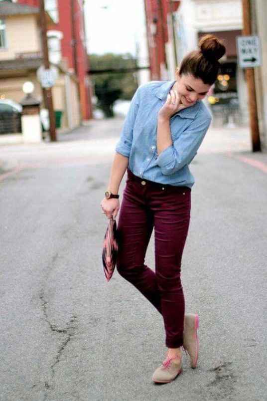 Blusa de mezclilla o azul clara con unos jeans guinda