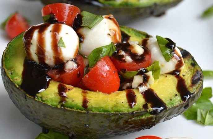 Aguacate relleno de huevo hervido y jitomate con aderezo