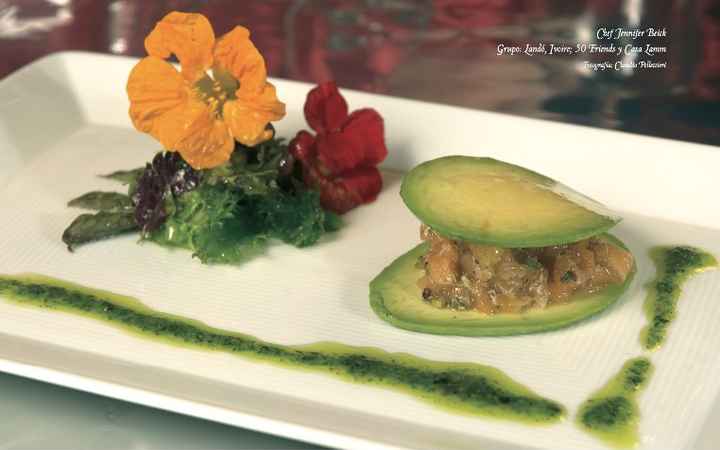 aguacate relleno de una salza o guiso de jitomate