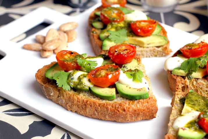 Pan con aguacate jitomate y queso