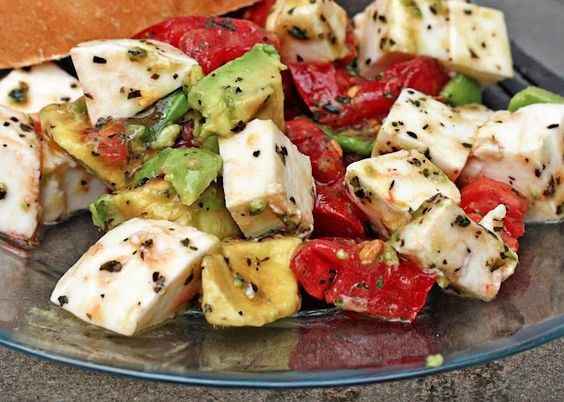 solo ensalada de jitomate queso y aguacate