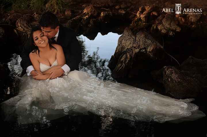 Dentro de la laguna a faldas de las raíces del bosque