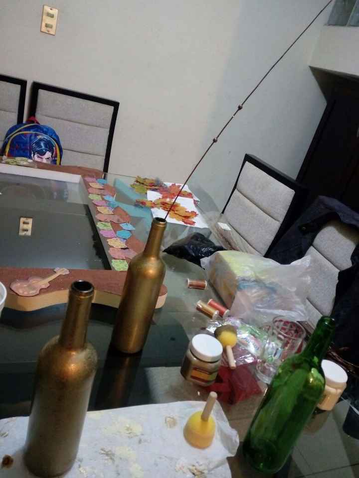 Botellas de vino en tono dorado