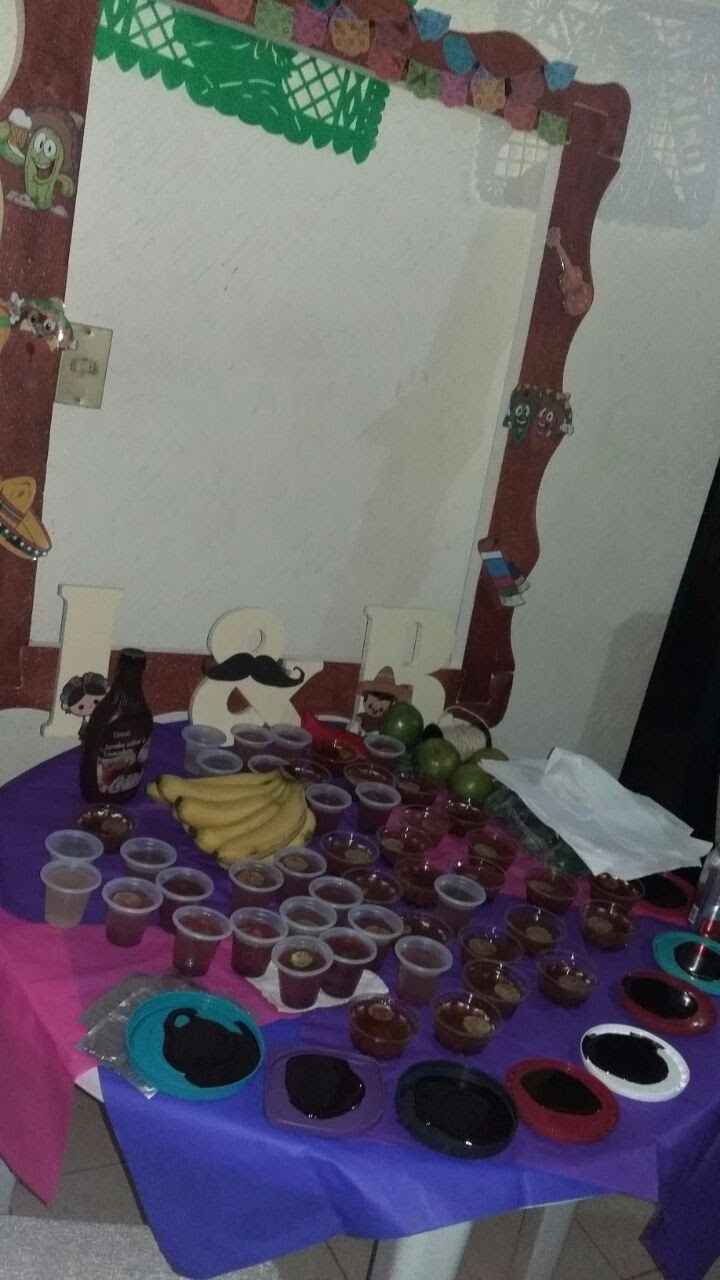 La mesita con los castigos y accesorios de juegos, la comida andaba en otra mesa y ya ni foto le tom