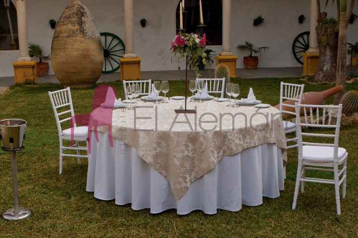 De lo del color champagne se veria asi y creo que con un arreglo de flores con los tonos dorados y b