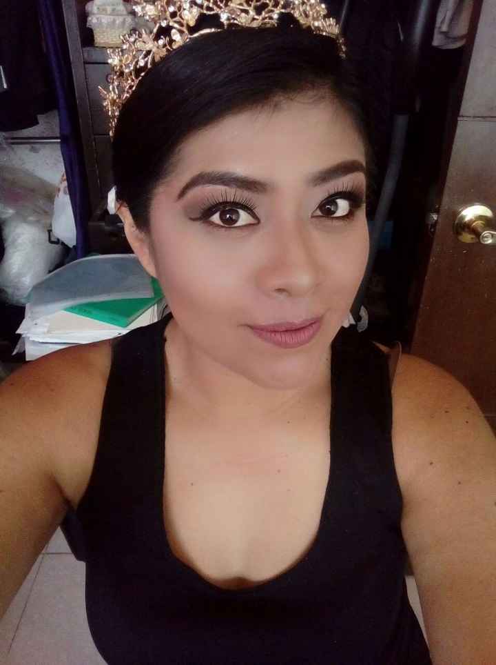 el peinado por el frente con la corona