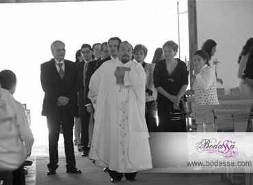 1. A la cabeza del cortejo deberá ir el sacerdote, quien se encargará de convertir a los novios en m