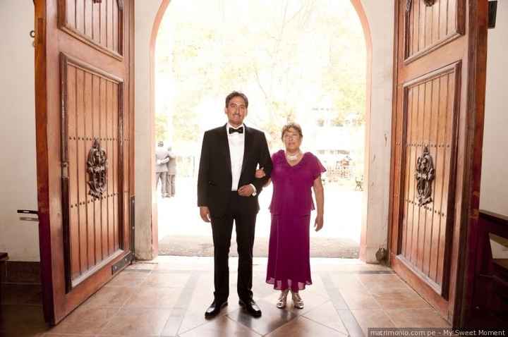 3. Inmediatamente después entrarán la mamá de la novia del brazo del papá del novio.