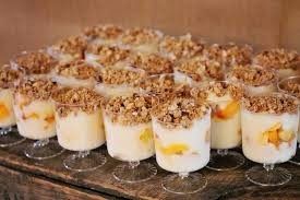 Postre nutritivo cereal yogurth y trozos de durazno en almibar