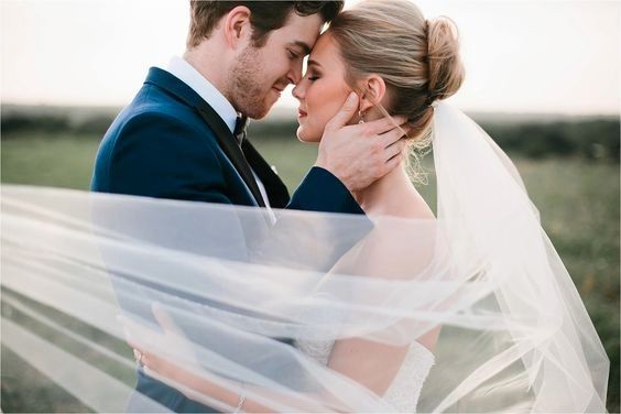 Envolviendo a los novios!