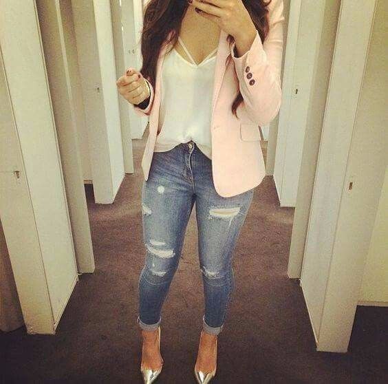 Mas relax y no tan formal pero chic un pantalon de mezclilla blusita blanca saco rosa y zapatillas p