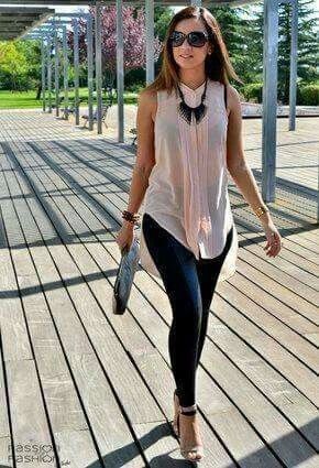 blusa y zapatillas rosa con un pantalo o leggin negro por si no gustas el vestido