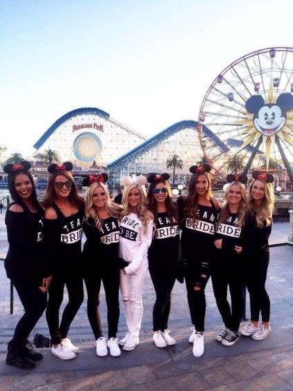 A las que les gusta disney en un parque de diversiones