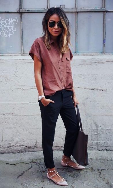 Flats bajitos  rosas pantalon azul marino y una blusita igual vino o palo de rosa