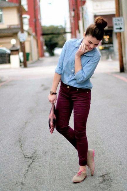 Blusa de mezclilla o azul clara con unos jeans guinda