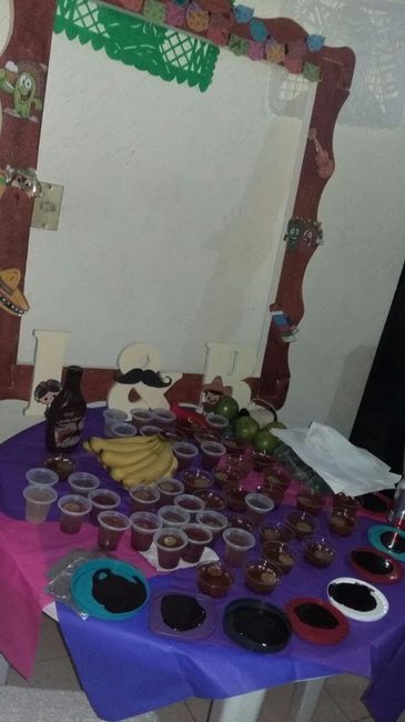 La mesita con los castigos y accesorios de juegos, la comida andaba en otra mesa y ya ni foto le tom