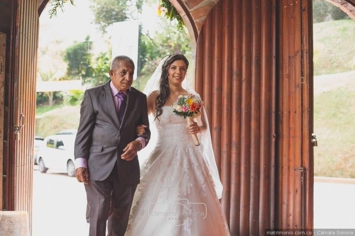 6. Y, por supuesto, al final del cortejo entrará la radiante novia del brazo de su papá.