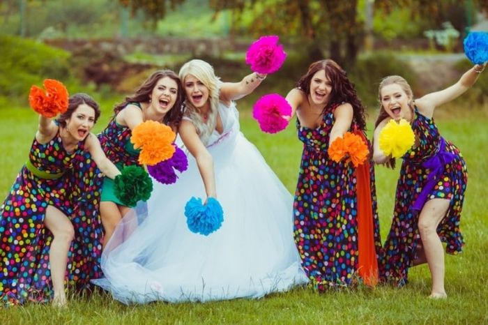 Me gusta la idea del colorido, aunque los vestidos con motas no