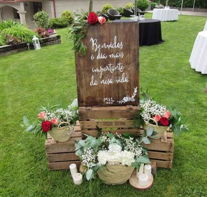 Puedes dar una bienvenida original usando cajas de madera y flores naturales, se ven muy lindo!
