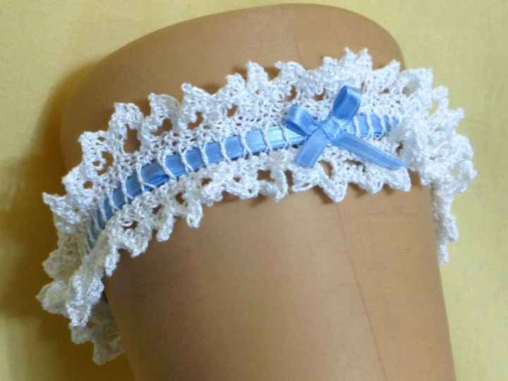 La liga la puedes tejer utilizando hilo elástico y le pones un lindo detalle azul, para que tengas t