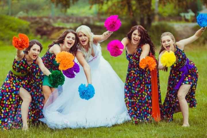 Me gusta la idea del colorido, aunque los vestidos con motas no