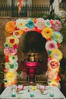 Arco con flores de papel