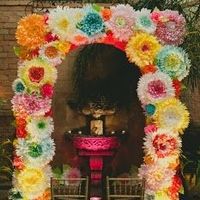 Arco con flores de papel