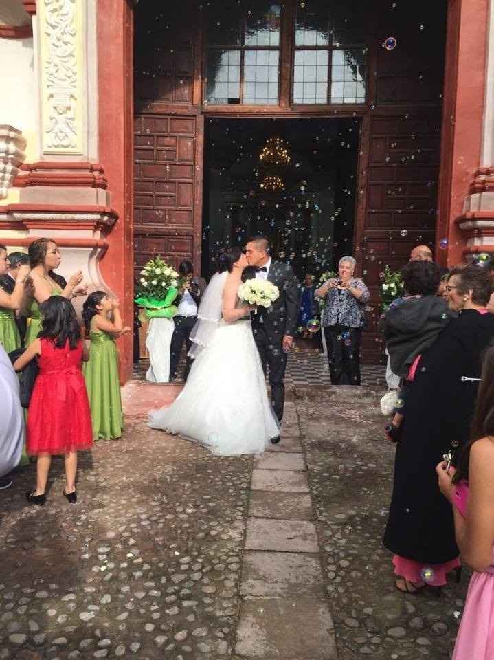SALIENDO DE LA IGLESIA