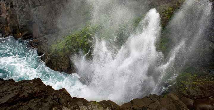 es una cueva endonde el agua se regresea y sube barios metros solo hay dos en el mundo y una se encu