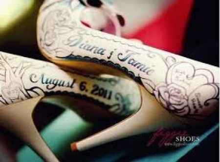 Inscripción en las zapatillas, además del "si quiero" (i do). - 1