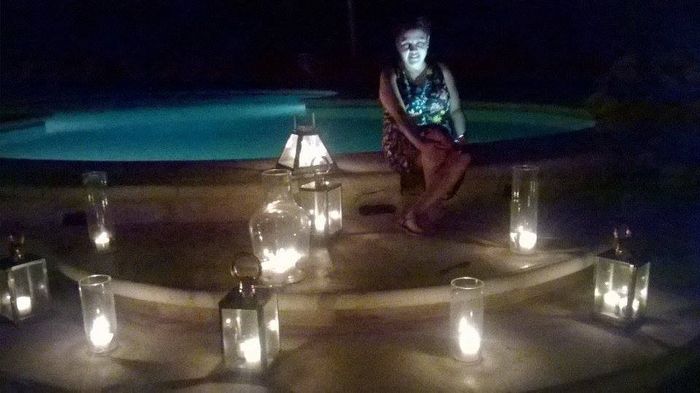 la piscina por la noche