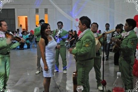 y que me lanzo a cantarle con el mariachi