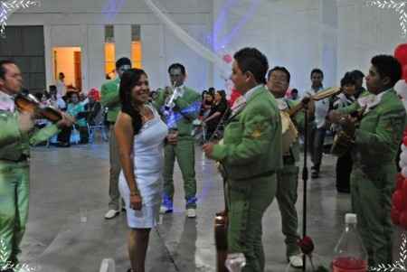 y que me lanzo a cantarle con el mariachi