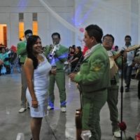 y que me lanzo a cantarle con el mariachi