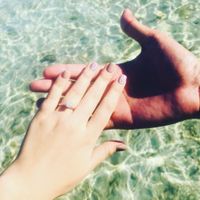 Colores de uñas para resaltar anillo de compromiso - 1