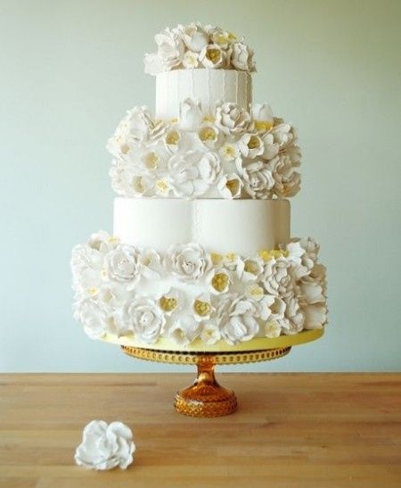 Pastel con flores para boda