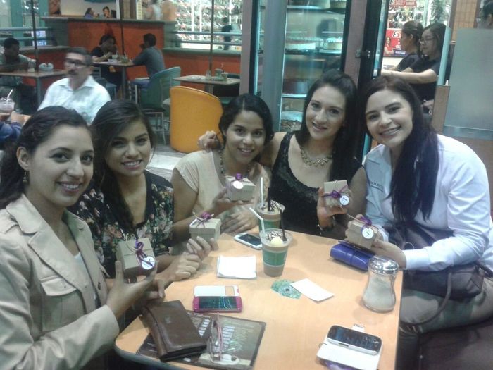 Bridesmaids con su regalitos!