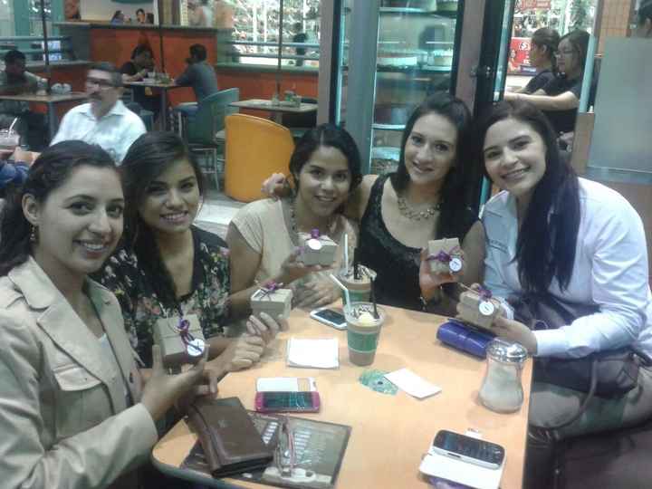 Bridesmaids con su regalitos!