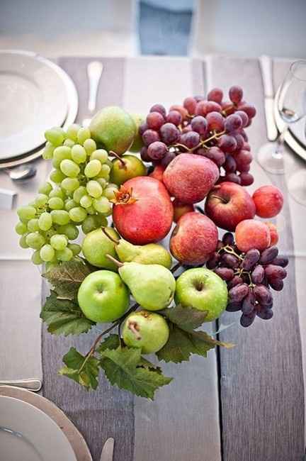 centro de mesa con frutas variadas