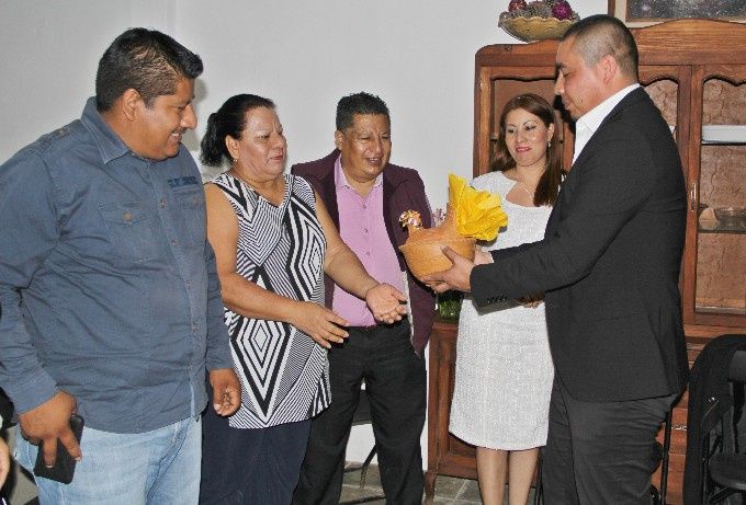 Entregando los regalos