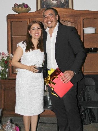 Intercambio de regalos entre los novios y luego cenamos, todo muy ameno