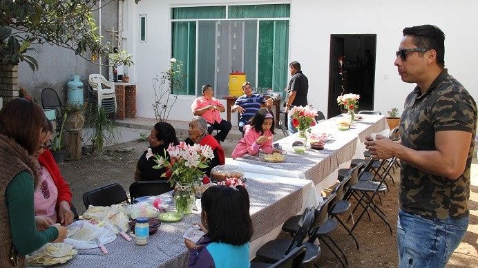En la casa, esperando la carnita asada