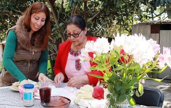 Mi mami y mi hermosa prometida haciendo quesadillas