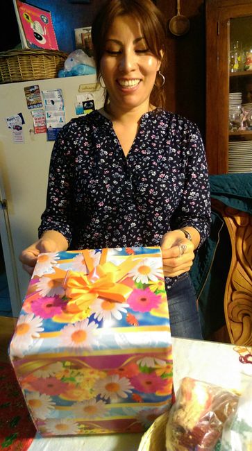 Mi bonita abriendo su regalo