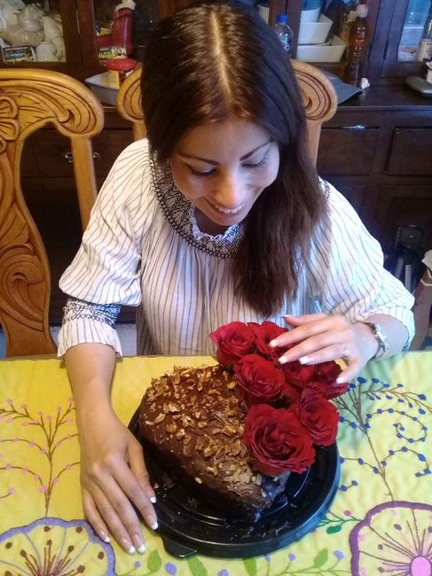 Admirando su regalo